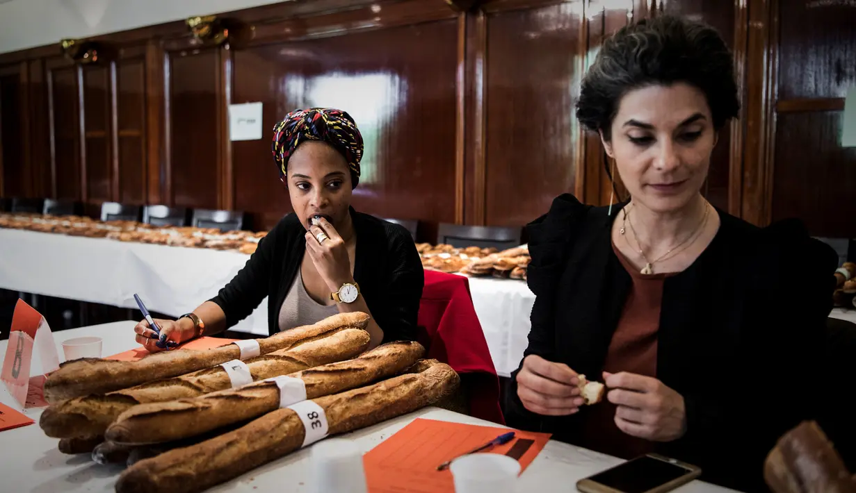 Dewan juri melakukan penilaian kepada baguettes yang dilombakan saat Grand Prierie Baguette Paris di Paris, Prancis, Senin (17/4). Roti ini dibuat hanya dari tepung, air, ragi dan garam. Tanpa adanya telur, susu dan minyak. (AFP PHOTO / PHILIPPE LOPEZ)