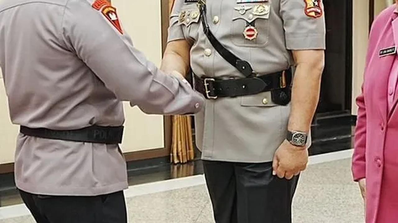 Momen saat Komjen Anang Revandoko serahkan jabatannya sebagai Komandan Korps Brimo.<br>