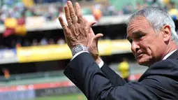 Pelatih AS Roma Claudio Ranieri memberikan aplaus kepada 20 ribu fans Roma yang datang ke Stadio Marc'Antonio Bentegodi, markasnya Chievo di laga terakhir musim 2009-2010, 16 Mei 2010. AFP PHOTO / ANDREAS SOLARO 