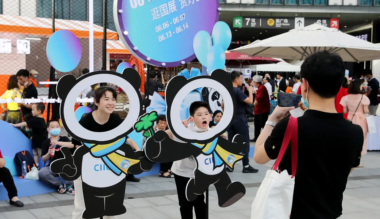 Orang-orang berpose dalam sebuah acara tematik yang diadakan di Pusat Pameran dan Konvensi Nasional (National Exhibition and Convention Center/NECC) di Shanghai, China timur  (6/6/2020). (Xinhua/Fang Zhe)