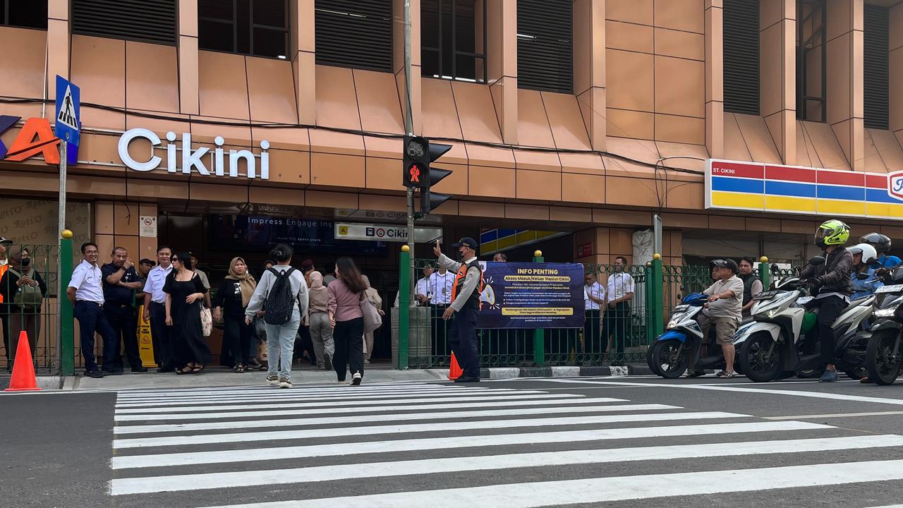Uji Coba Pelican Crossing Baru di Stasiun Cikini, Warga 'Happy' Tak Lagi Lompat Pagar