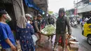 Kegiatan tersebut merupakan bagian dari penataan dan penertiban kawasan eks Pasar Bogor yang tengah dilakukan oleh Pemerintah Kota (Pemkot) Bogor. Tampak dalam foto, personel Satpol PP Kota Bogor saat melakukan penertiban Pedagang Kaki Lima (PKL) di Eks Pasar Bogor, Jawa Barat, Rabu (25/3/2026). (merdeka.com/Arie Basuki)