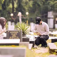Potret Thariq Halilintar dan Aaliyah Massaid mengunjungi makam Adjie Massaid (Sumber: Instagram/@thariqhalilintar)