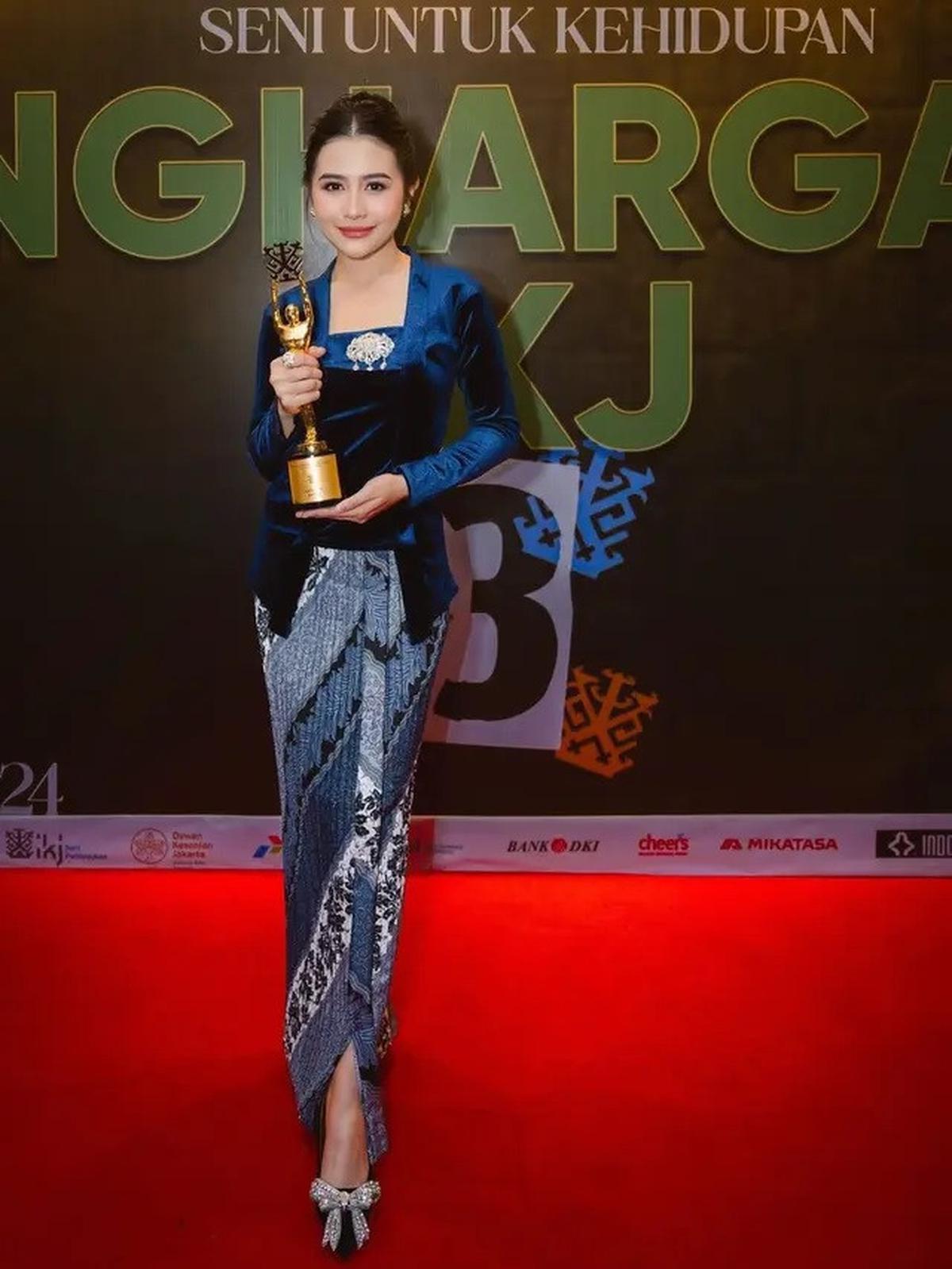 Inspirasi Kebaya Kutubaru Sederhana, Gaya Elegan Aaliyah Massaid hingga Amel Carla
