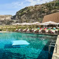 Roosterfish Beach Club Bali menawarkan pengalaman dan pemandangan Samudera Hindia yang indah. Beragam pilihan kuliner dan minuman ala Renaissance Uluwatu Bali Resort & Spa memaksimalkan pelayanan di beach club ini. (Foto: Roosterfish Beach Club Bali)