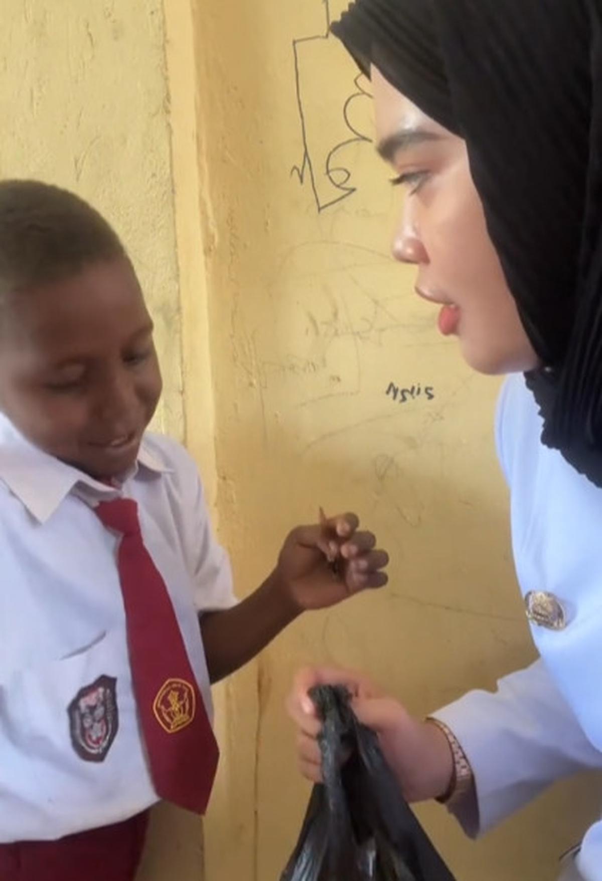 Temukan Murid yang Punya Sepatu Rusak di Sekolah, Momen Guru Langsung Berikan Hadiah Ini Banjir Pujian