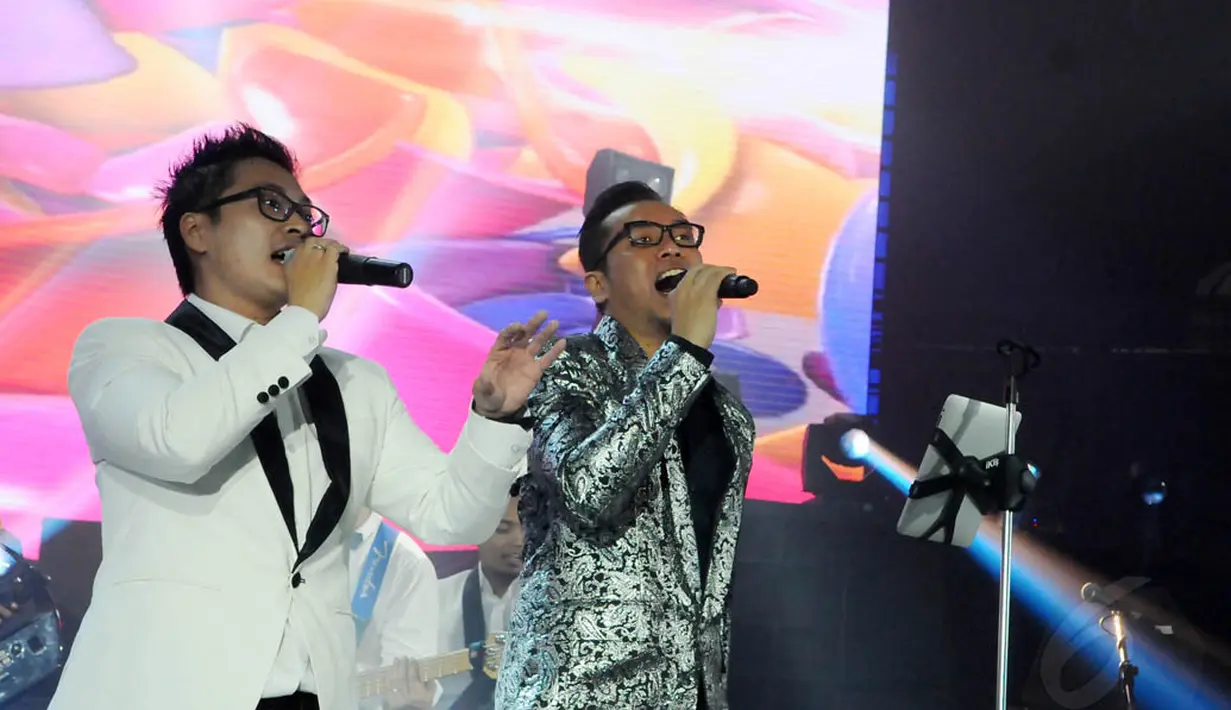 Fandy dan Sammy tampak terikat dan menyatu ketika berduet di konser bertajuk 'Historical Moment', Kamis (24/4/14). (Liputan6.com/Andrian M. Tunay) 