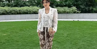 Shaloom Syach Razade adalah anak perempuan Wulan Guritno. Ia baru saja mengunggah beberapa potret dirinya berkebaya saat menjadi bridesmaid. [Foto: Instagram/sharazaaa]