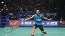 Pebulu tangkis tunggal putra, Jonatan Christie mengembalikan kok ke arah Jan O Jorgensen asal Denmark di perempatfinal BCA Indonesia Open Superseries Premier 2015 di Jakarta, Jumat (5/6/2015). Jonatan kalah 13- 21, 16-21. (Liputan6.com/Herman Zakharia)