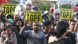 Peserta Aksi 365 menuntut kasus Novel Baswedan yang tak kunjung terungkap, seberang Istana Negara, Jakarta, Rabu (11/4). Hari ini tepat 1 tahun sejak penyidik senior KPK Novel Baswedan diserang menggunakan air keras. (Liputan6.com/Immanuel Antonius)