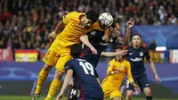 Luis Suarez mencoba berbagai upaya untuk menjebol gawang Atletico Madrid. (Reuters)