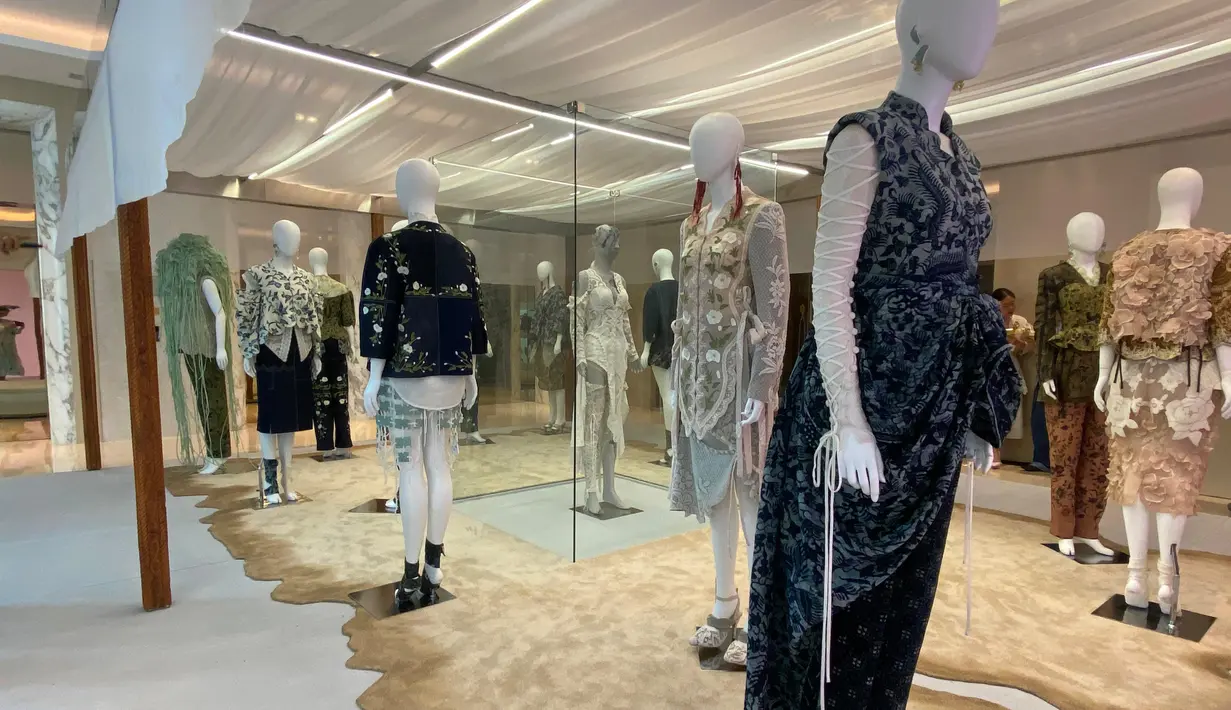 Koleksi ini tersaji dengan sentuhan segar dan permainan tekstur. Begitu apik bertemu dengan kombinasi kain dari serat daur ulang. Kita dapat melihat siluet-siluet ready to wear bertemu dengan padanan busana berpotongan dramatis, berserta permainan material yang memikat. [ Foto: Fimela.com ]