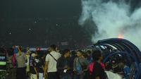 Terlihat jelas suasana mencekam di Stadion Kanjuruhan usai pertandingan antara Arema kontra Persebaya. (Iwan Setiawan/Bola.com)