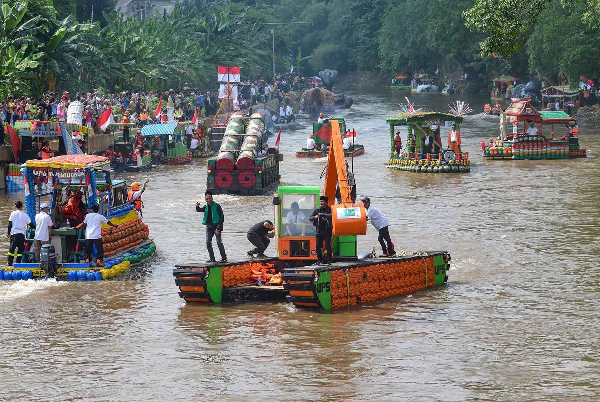 Foto: Seru! Festival Perahu Daur Ulang Hiasi Ciliwung, 43 Perahu Melaju dari Sampah Plastik