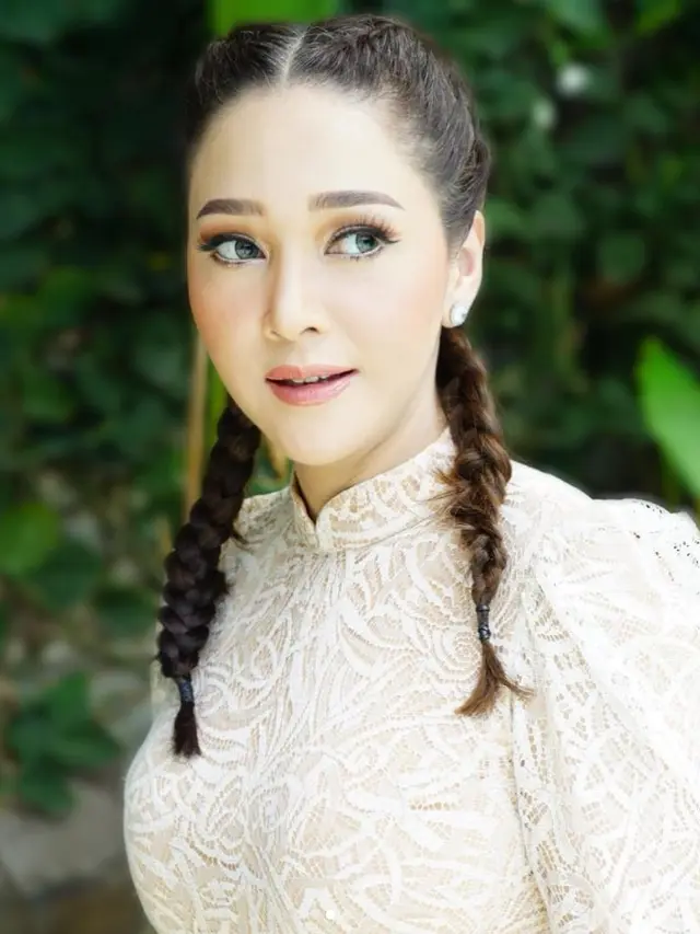 Pilihan Model Dress Brokat Putih Maia Estianty