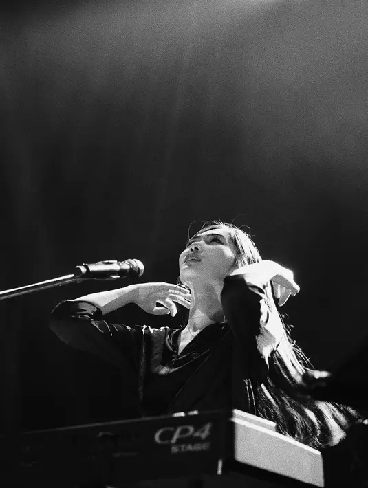 “Langsung lari ke piano dan dentingan ini yang keluar. Kebiasaan, selalu gabisa ngungkapin dengan kata-kata,” tulis Isyana Sarasvati. (Instagram/isyanasarasvati)