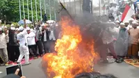 Tolak Ahok, FPI Tusuk dan Bakar Boneka di Balaikota Jakarta