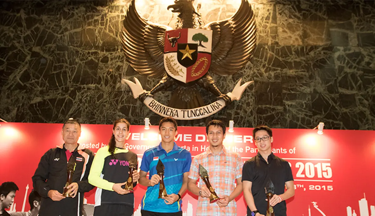 Sejumlah pemain menerima penghargaan Badminton Fans Award 2015 pada acara jamuan makan malam jelang Kejuaraan Dunia BWF 2015 di Balai Kota, Jakarta, Sabtu (8/8/2015). (Bola.com/Vitalis Yogi Trisna)