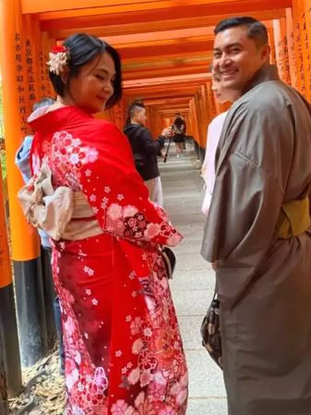 7 Liburan Keluarga Anjasmara ke Jepang, Tampil Mesra di Bawah Pohon Sakura