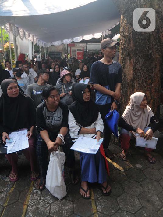 Pemerintah melalui Perum Bulog kembali melakukan penyaluran bantuan pangan beras tahap dua di wilayah Jakarta yang disalurkan sebanyak 2.690 ton per bulannya kepada Keluarga Penerima Manfaat (KPM). (merdeka.com/Imam Buhori)