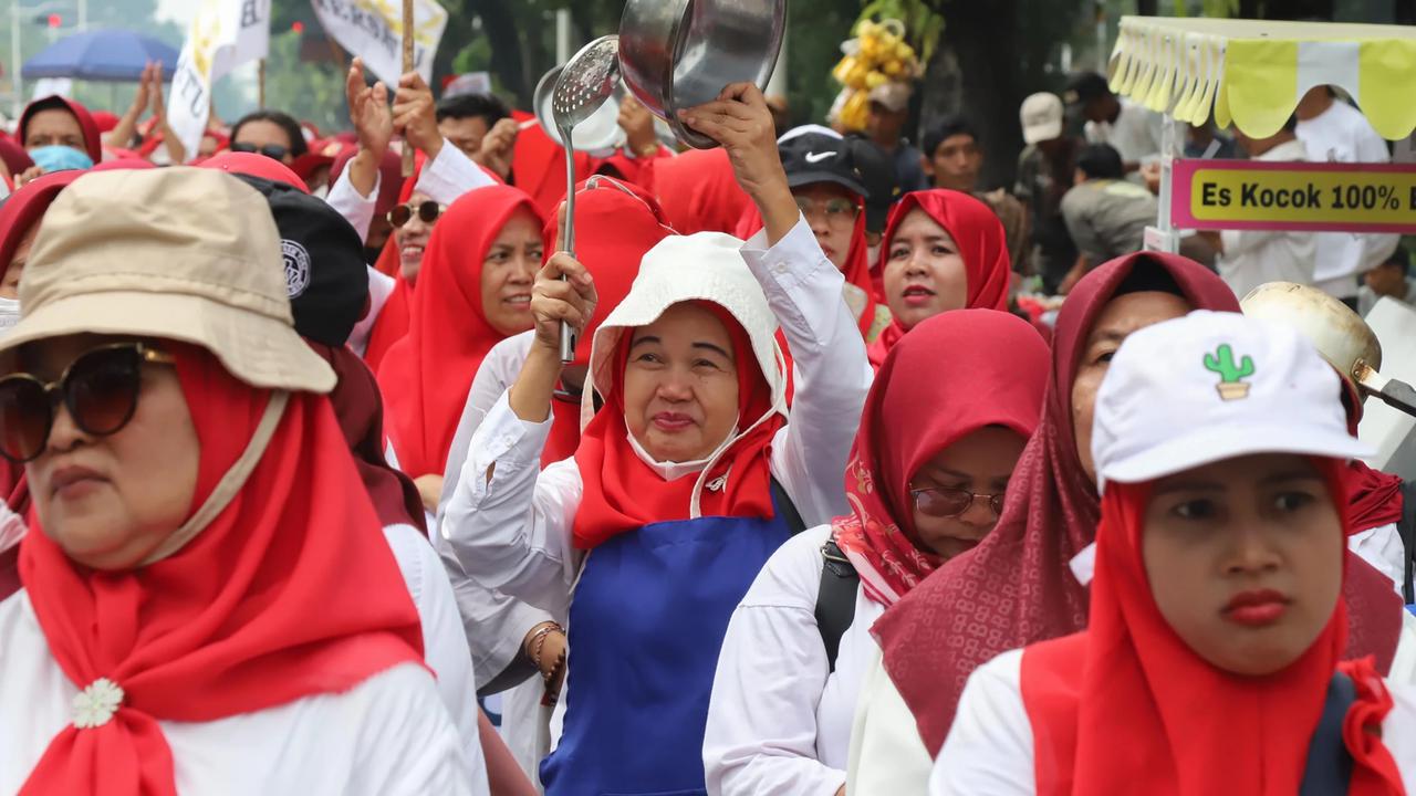 FOTO:  Aksi  Unjuk Rasa di Patung Kuda Dukung Kelanjutan Program Makan Bergizi Gratis