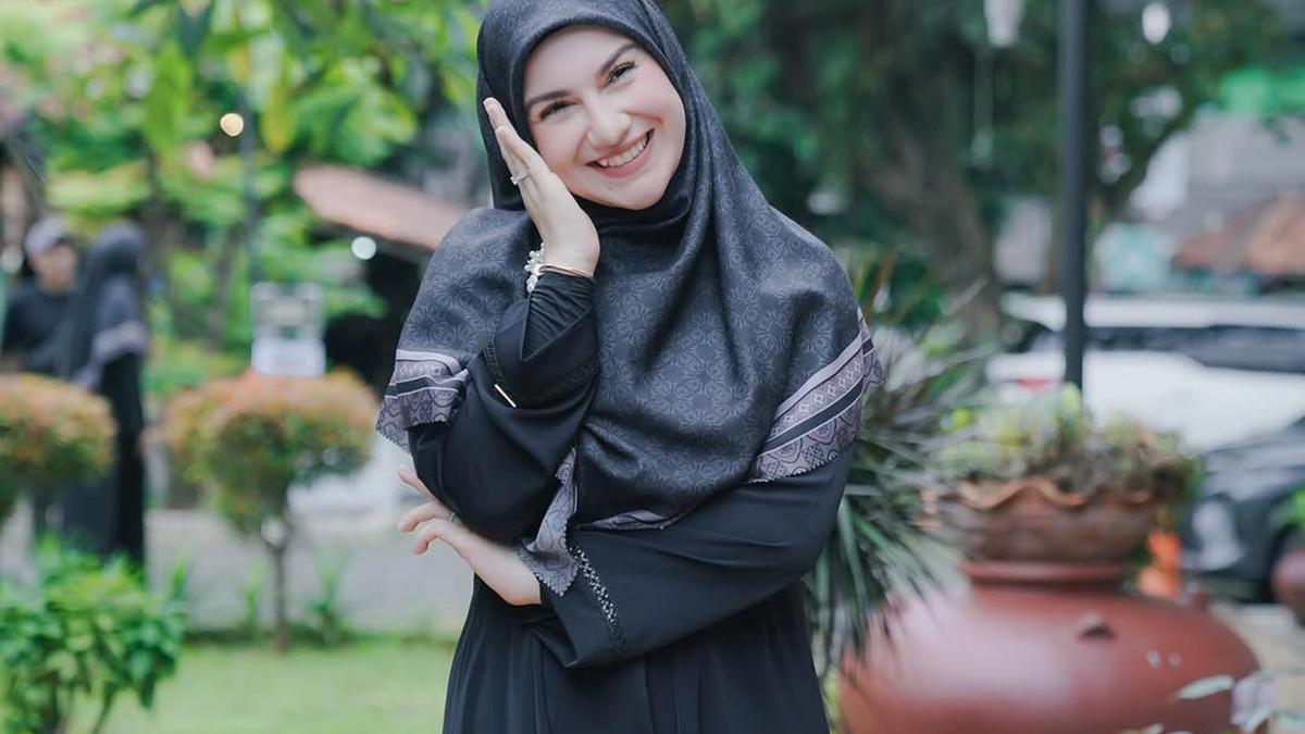 6 Model Gamis Hitam Elegan Irish Bella dan Setelan Hijabnya, Inspirasi Gaya Modis Ibu Muda Usia 30-an di 2025