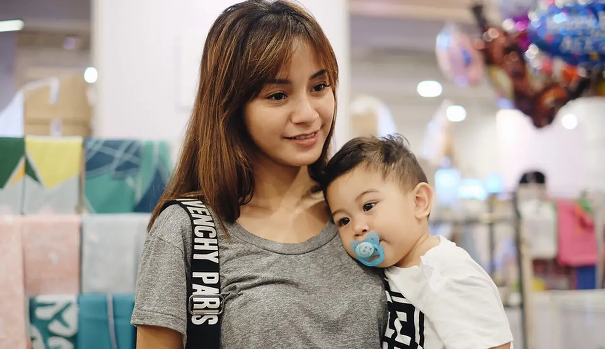 Terlihat dari sederet foto di akun Instagramnya, Kirana tampak fashionable saat menggendong buah hatinya. Penampilan sepertinya tetap menjadi prioritas dari seorang Kirana. (Instagram/kiranalarasati)