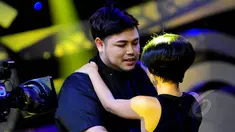 Ivan Gunawan dan Yuni Shara saat duet di acara D'Academi 2015, Studio 5 Daan Mogot, Jakarta. Foto diambil pada Jumat (8/5/2015). (Liputan6.com/Faisal R Syam)