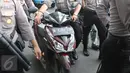 Petugas keamanan mengamankan sebuah sepeda motor di kawasan  dekat gedung TVRI Senayan, Jakarta, (22/3). Kawasan tersebut memang sedang terjadi unjukrasa sejumlah supir taksi. (Liputan6.com/Herman Zakharia)