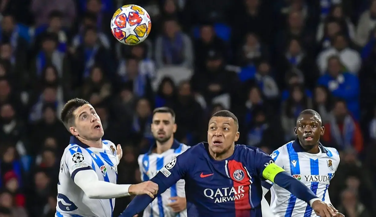 Pemain Real Sociedad, Igor Zubeldia, berebut bola dengan pemain Paris Saint-Germain, Kylian Mbappe, pada laga leg kedua babak 16 besar Liga Champions 2023/2024 di Stadion Reale Arena, Rabu (6/3/2024). (AP Photo/Alvaro Barrientos)