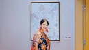 Kali ini dari koleksi tas Dior. Kahiyang memilih tas tangan dengan material anyam bernama Medium Lady D-Joy Bag yang ditaksir senilai $4,800 atau setara Rp71 juta. [@ayanggkahiyang].