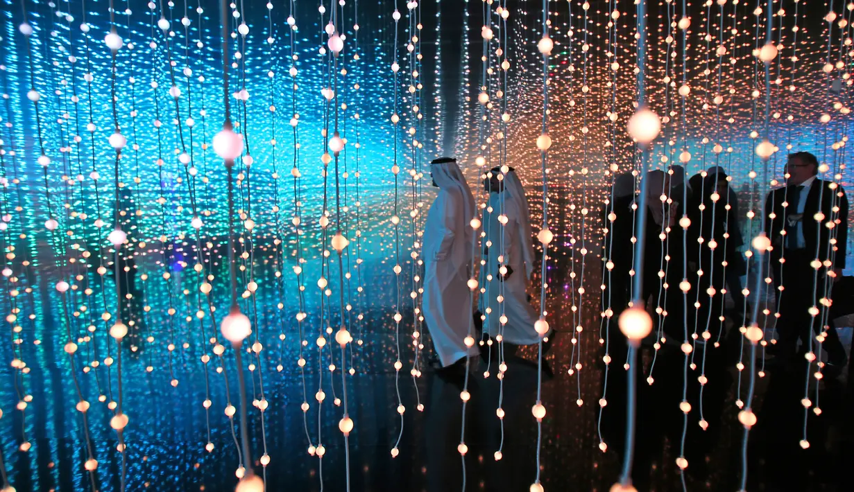 Staf pemerintah dari seluruh dunia mengunjungi Museum Masa Depan di World Government Summit di Dubai, Uni Emirat Arab (12/2). Museum Masa Depan atau Museum of The Future ini jika dilihat dari luar berbentuk seperti telur. (AP Photo / Kamran Jebreili)