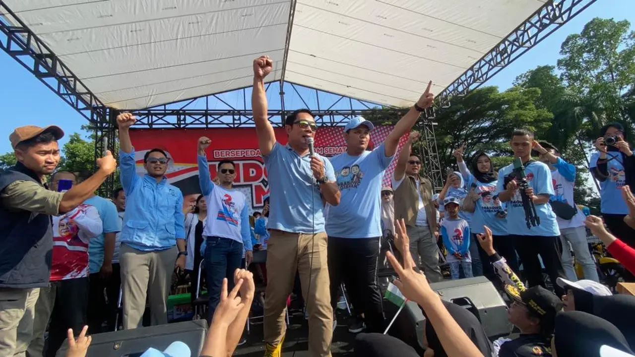 Wakil Ketua TKN Prabowo-Gibran, Ridwan Kamil menghadiri acara Jalan Sehat dan Gowes Sepeda di Taman Parwatasari, Cianjur, Jawa Barat, Minggu (17/12/2023) yang digelar Bappilu Partai Gerindra Jawa Barat sekaligus memperkenalkan Prabowo-Gibran.