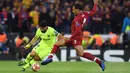 Penyerang Barcelona, Luis Suarez berusaha melewati bek Liverpool, Virgil van Dijk pada pertandingan leg kedua semifinal Liga Champions di Anfield di Liverpool, Inggris pada 7 Mei 2019. (AFP/Paul Ellis)