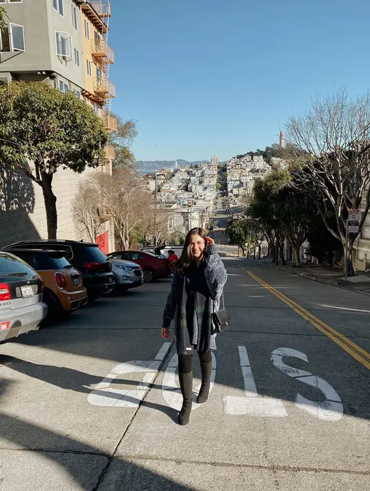 tertarik dalam bidang Psikologi. Menurutnya, jurusan tersebut sangat lah cocok dengan dirinya yang menjadi aktris, yakni untuk mengenali banyak karakter orang lain. (Instagram/jscmila)