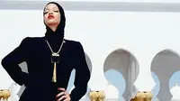Rihanna Dikecam Berhijab dan Foto di Depan Masjid