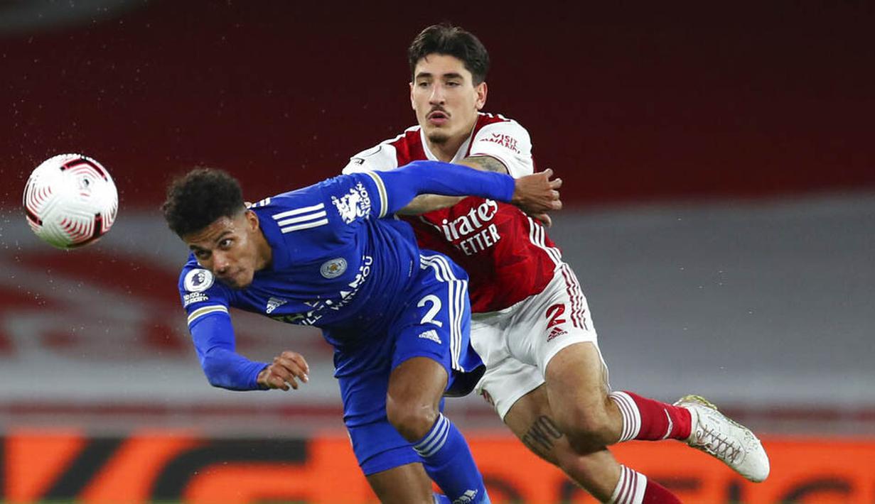 Pemain Leicester City, James Justin, berebut bola dengan bek Arsenal, Hector Bellerin, pada laga Liga Inggris di Stadion Emirates, Minggu (25/10/2020). Arsenal tumbang dengan skor 0-1. (Catherine Ivill/Pool via AP)