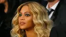 Penyanyi Beyonce tampak seksi saat menonton pertandingan tinju antara Miguel Cotto melawan Canelo Alvarez di Mandalay Bay Events Center, Amerika Serikat, (21/11). Canelo Alvarez keluar sebagai pemenang pada pertandingan ini. (Al Bello/AFP)