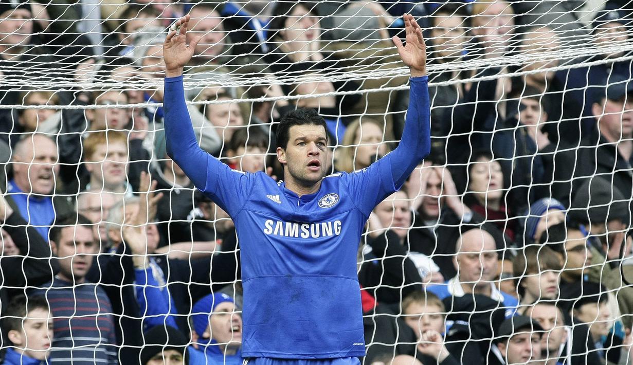 Gelandang asal Jerman, Michael Ballack merupakan salah satu pembelian terbaik Chelsea pada era Roman Abrahamovic. Legenda der Panzer itu didapatkan The Blues secara gratis dari Munchen. (EPA/Felipe Trueba)