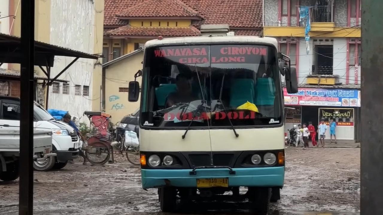 Meski Zaman Sudah Modern, Bus Jadul Ini Masih Beroperasi Satu Kali Dalam Sehari