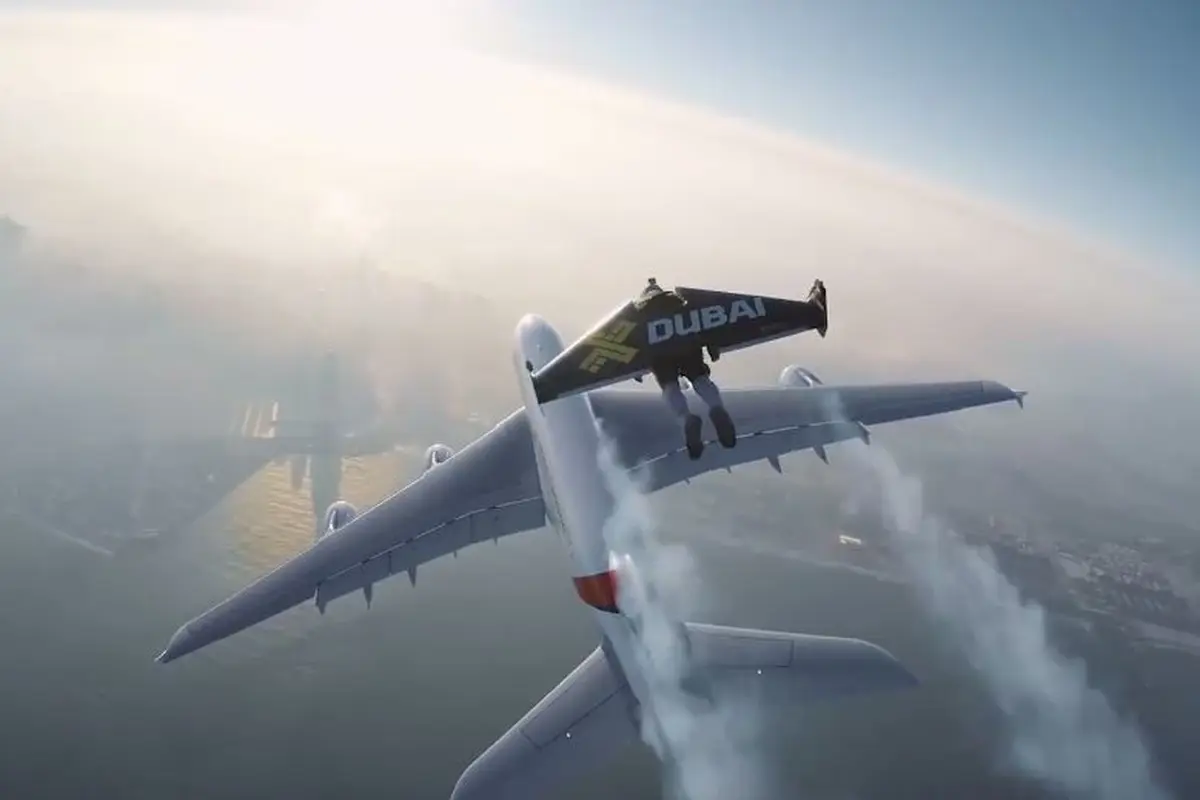 [Bintang] Terbang di Sebelah Pesawat, Jetman Ini Bikin Kamu Deg-degan!