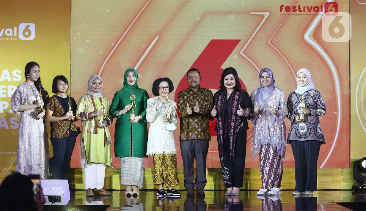 Wakil Komisaris Utama SCM Suryani Zaini bersama Direktur Konten KLY Wenseslaus Manggut dan Pemimpin Redaksi Liputan6.com Irna Gustiawati
saat foto bersama dengan para penerima penghargaan perempuan hebat Indonesia dalam Anugrah Inspiratif Liputan6.com di Jakarta, Sabtu (8/7/2023). (Liputan6.com/Angga Yuniar)
