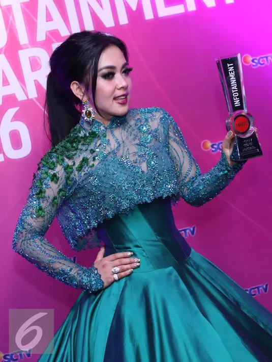 Syahrini saat menghadiri Infotainment Awards di Studio 6 Emtek City, Daan Mogot, Jakarta, Jumat (22/1/2016). (Liputan6.com/Herman Zakharia)