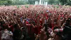 Aksi simpatik ratusan warga dengan menyanyikan lagu nasional yang dipimpin Addie MS di Balai Kota DKI Jakarta, Rabu (10/5). Ini merupakan aksi simpatik terhadap vonis yang dijatuhkan kepada Ahok atas kasus penodaan agama. (Liputan6.com/Johan Tallo)