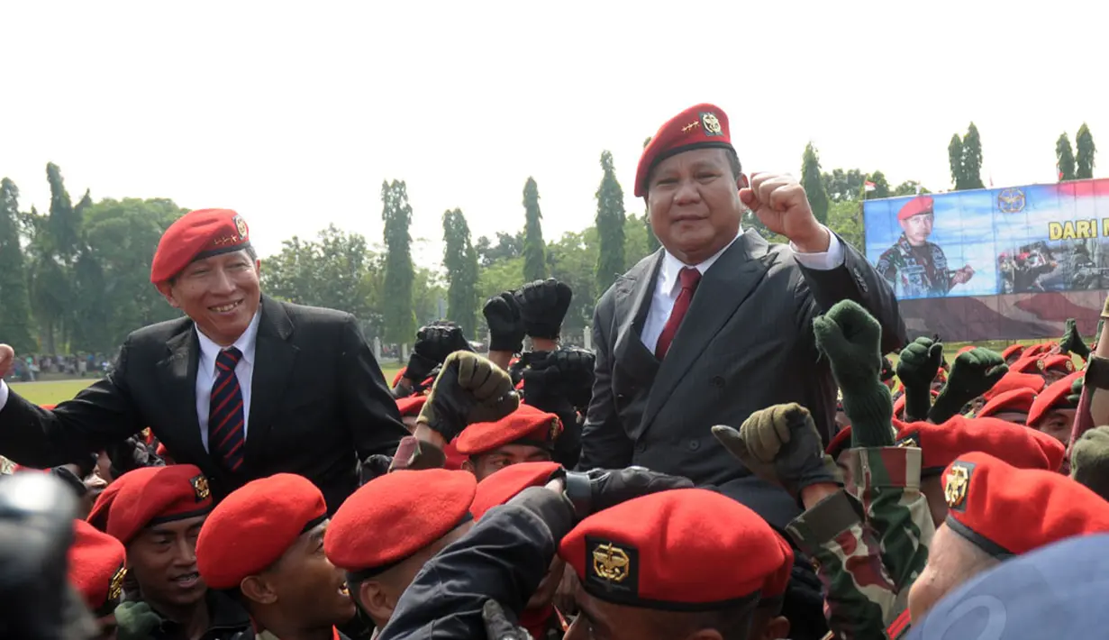 Mantan Danjen Kopassus Letjen TNI Purn Prabowo Subianto dibopong prajurit Kopassus usai upacara serah terima jabatan Danjen Kopassus di Markas Kopassus, Jakarta, Jumat (24/10/2014). (Liputan6.com/Helmi Fithriansyah)