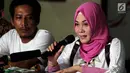 Dokter Fiera Lovita saat memberikan keterangan pers, Jakarta, Kamis (1/6). Fiera menjelaskan adanya intimidasi setelah mengunggah postingan di akun media sosial miliknya yang dinilai melecehkan Rizieq Shihab. (Liputan6.com/Johan Tallo)