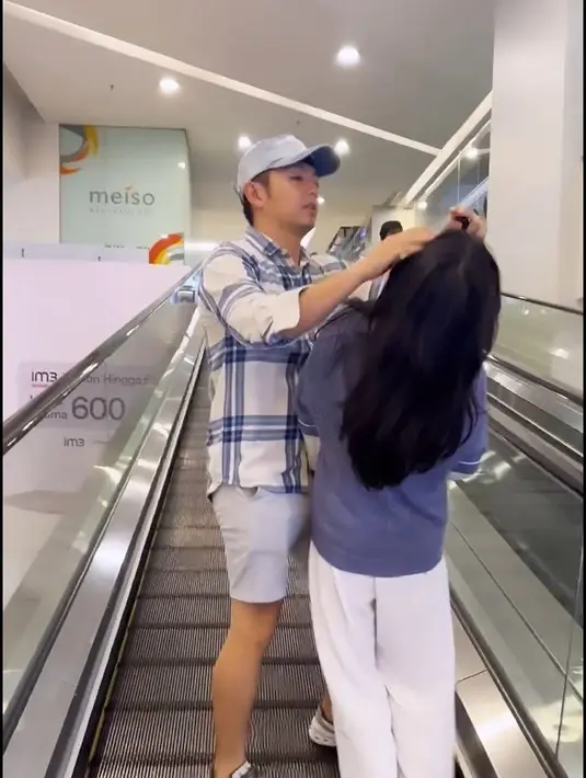 "Udah gedee! Udah ABG!! udah ngga bisa dirangkul, dirapihin rambutnya even diajak video bareng.." tulis Nicky sebagai keterangan video singkatnya. [Instagram/nickytirta]