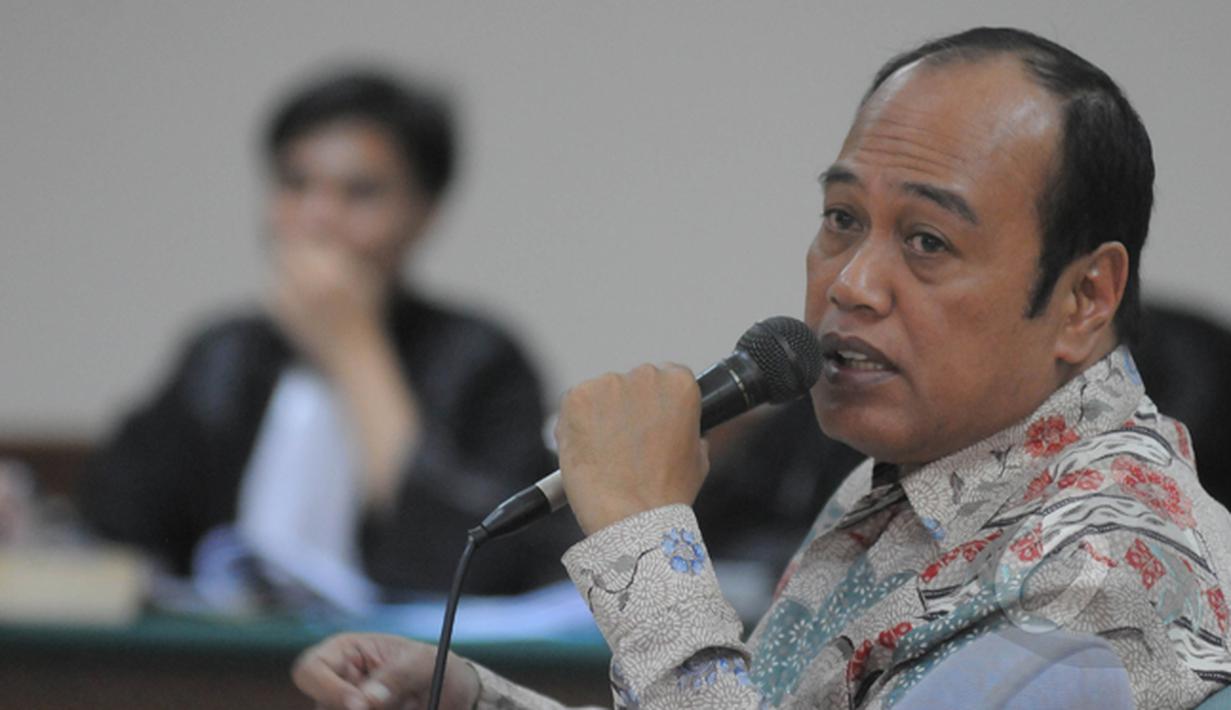 Mantan Kakorlantas Mabes Polri Irjen. Djoko Susilo saat menjadi saksi sidang korupsi alat Simulator SIM dengan terdakwa mantan Wakakorlantas Brigjen. Didik Purnomo di Pengadilan Tipikor,  Jakarta, Senin (23/2/2015). (Liputan6.com/Herman Zakharia)