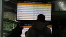 Calon penumpang memantau informasi tiket kereta di Stasiun Pasar Senen, Jakarta, Jumat (21/12). Jelang libur panjang Natal 2018, calon penumpang kereta api dari Jakarta menuju kota-kota di Pulau Jawa meningkat. (Liputan6.com/Helmi Fithriansyah)