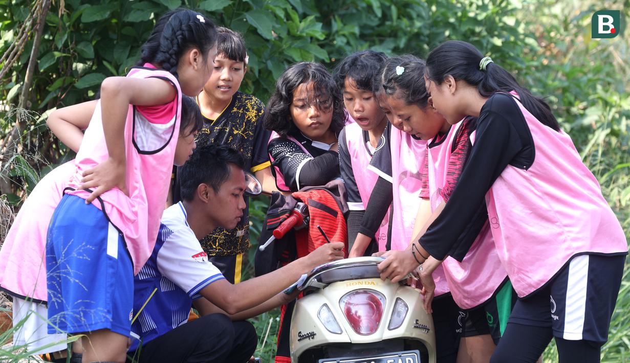 Pelatih memberikan arahan kepada anak asuhnya tentang strategi yang akan dijalankan di pertandingan.